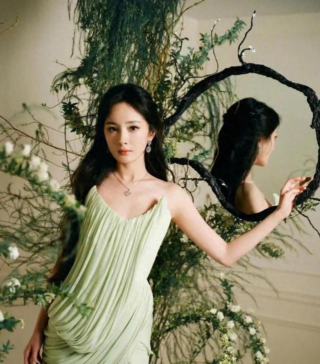 杨幂高开叉裙造型