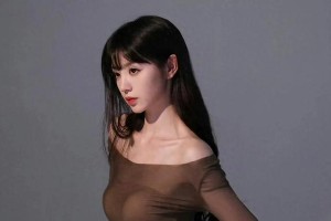田曦薇蕾丝裙造型惊艳，轻松拿捏时尚感