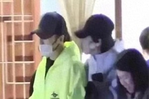 王菲谢霆锋甜蜜聚餐十指紧扣，55岁王菲娇俏依人