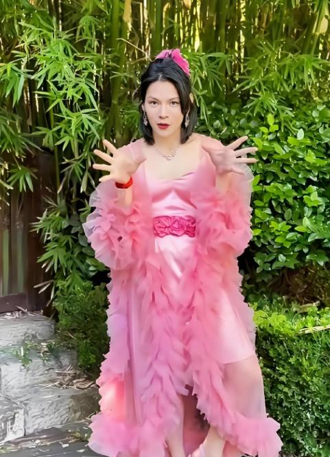 向佐女装直播造型